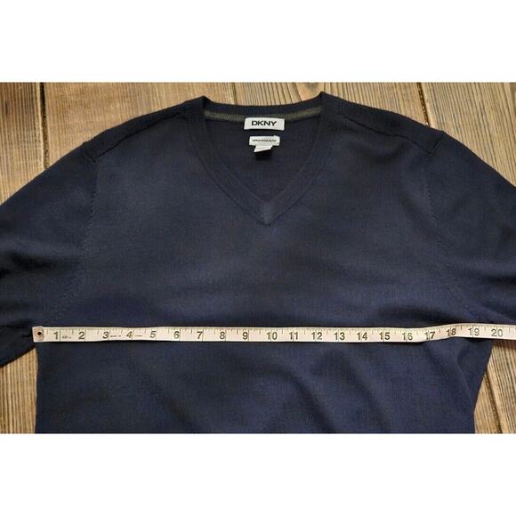 DKNY Sweater Mens Medium Navy Merino Wool V Neck Thin Soft Preppy Dark Academia - Picture 5 of 8